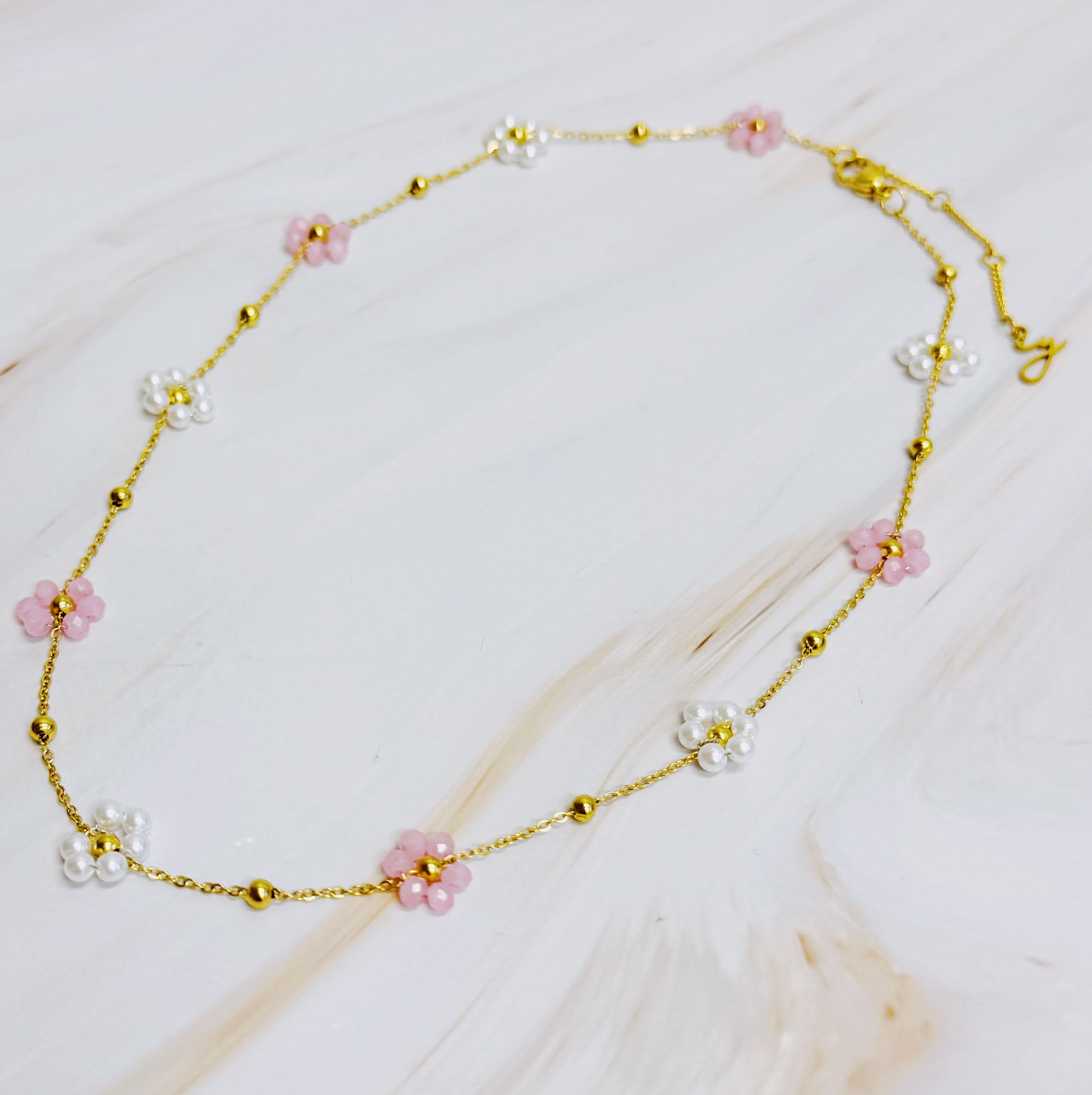 Halskette mit Perlen- und Glasblumen