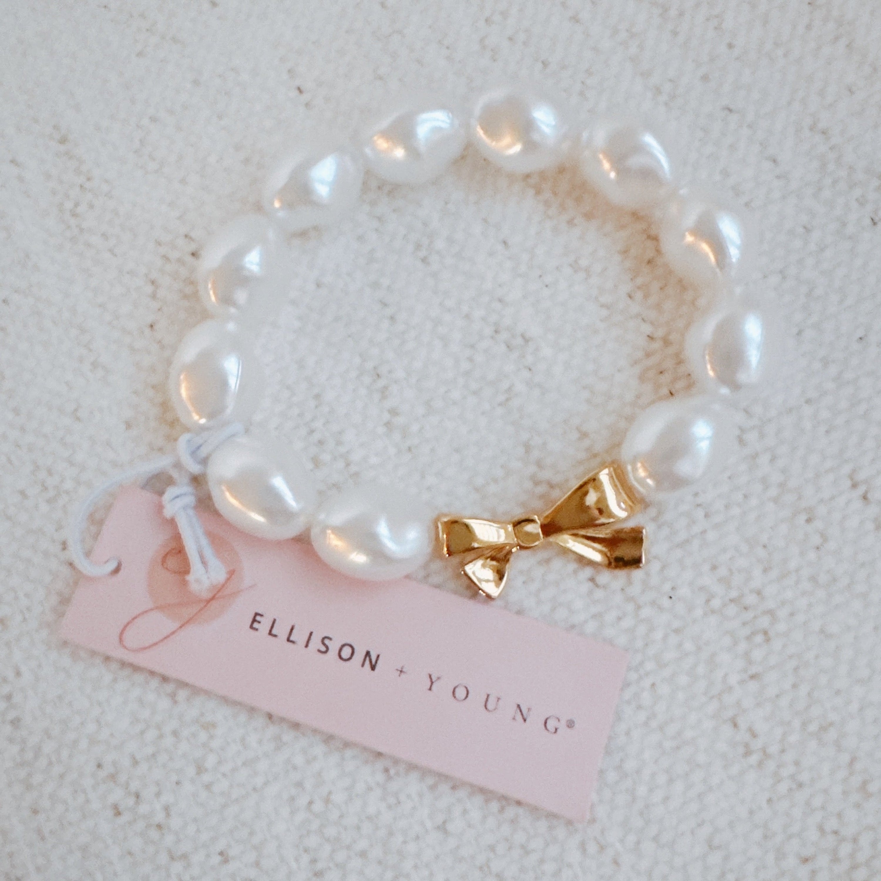 Elastisches Armband mit Goldschleife und Perlen