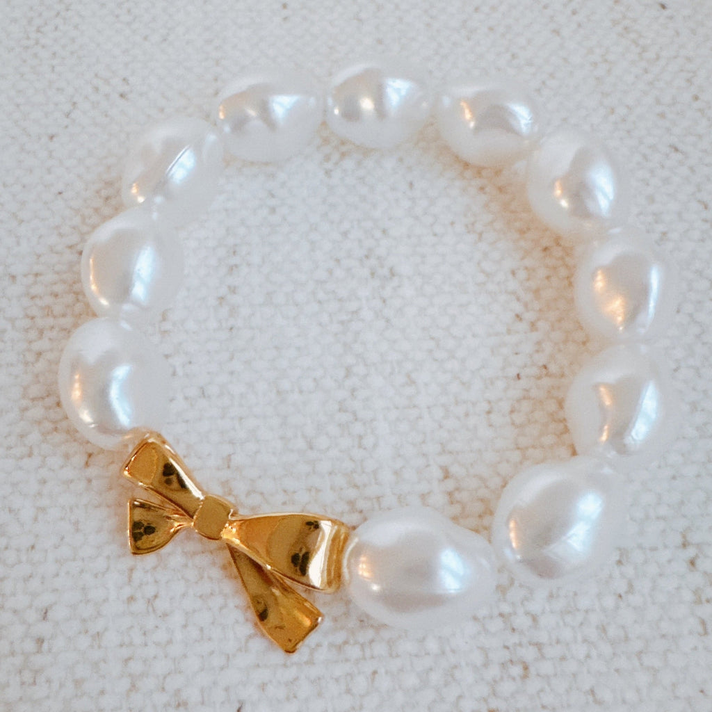 Elastisches Armband mit Goldschleife und Perlen