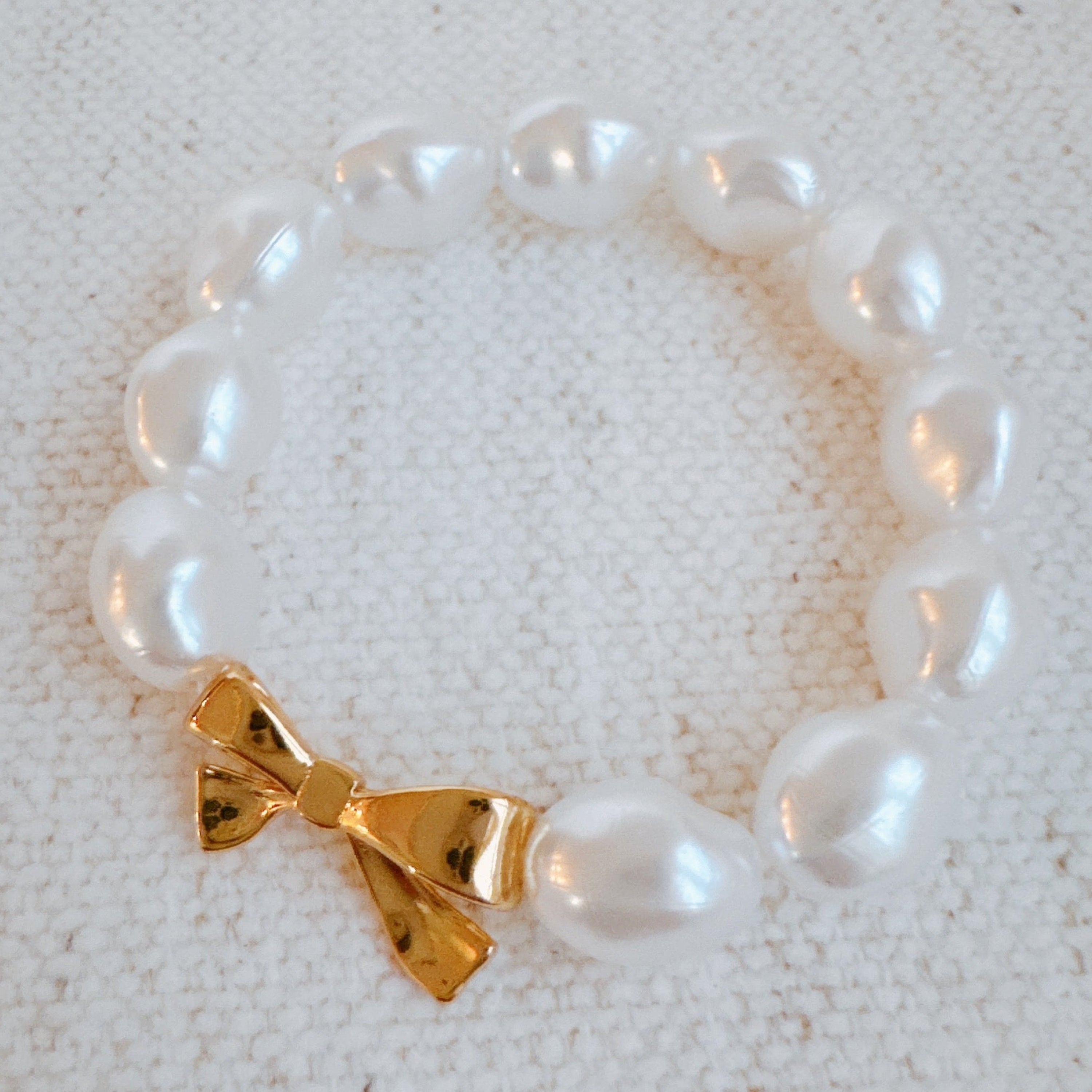 Elastisches Armband mit Goldschleife und Perlen