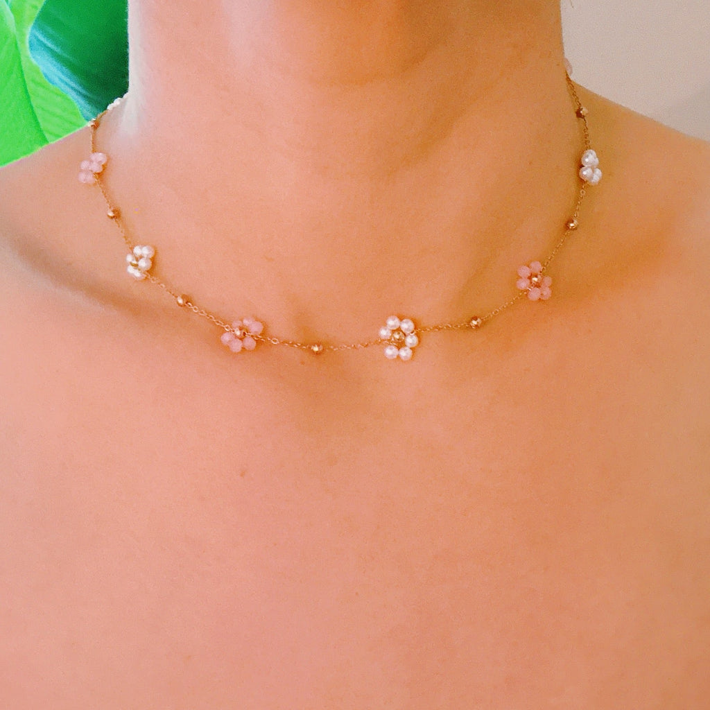 Halskette mit Perlen- und Glasblumen