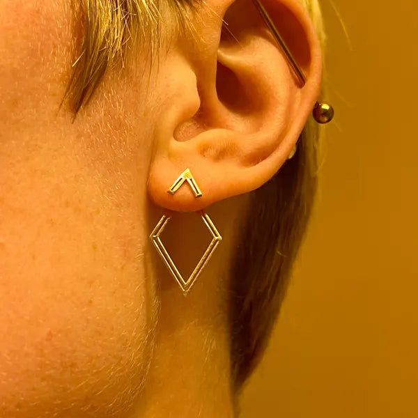 Elysian Rhombus Ear Jacket Ohrringe | Schillerndes geometrisches Design für mühelose Eleganz